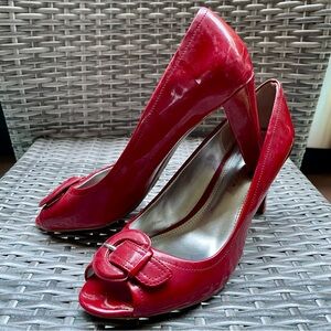 Red buckle peep-toe pumps, sz 8